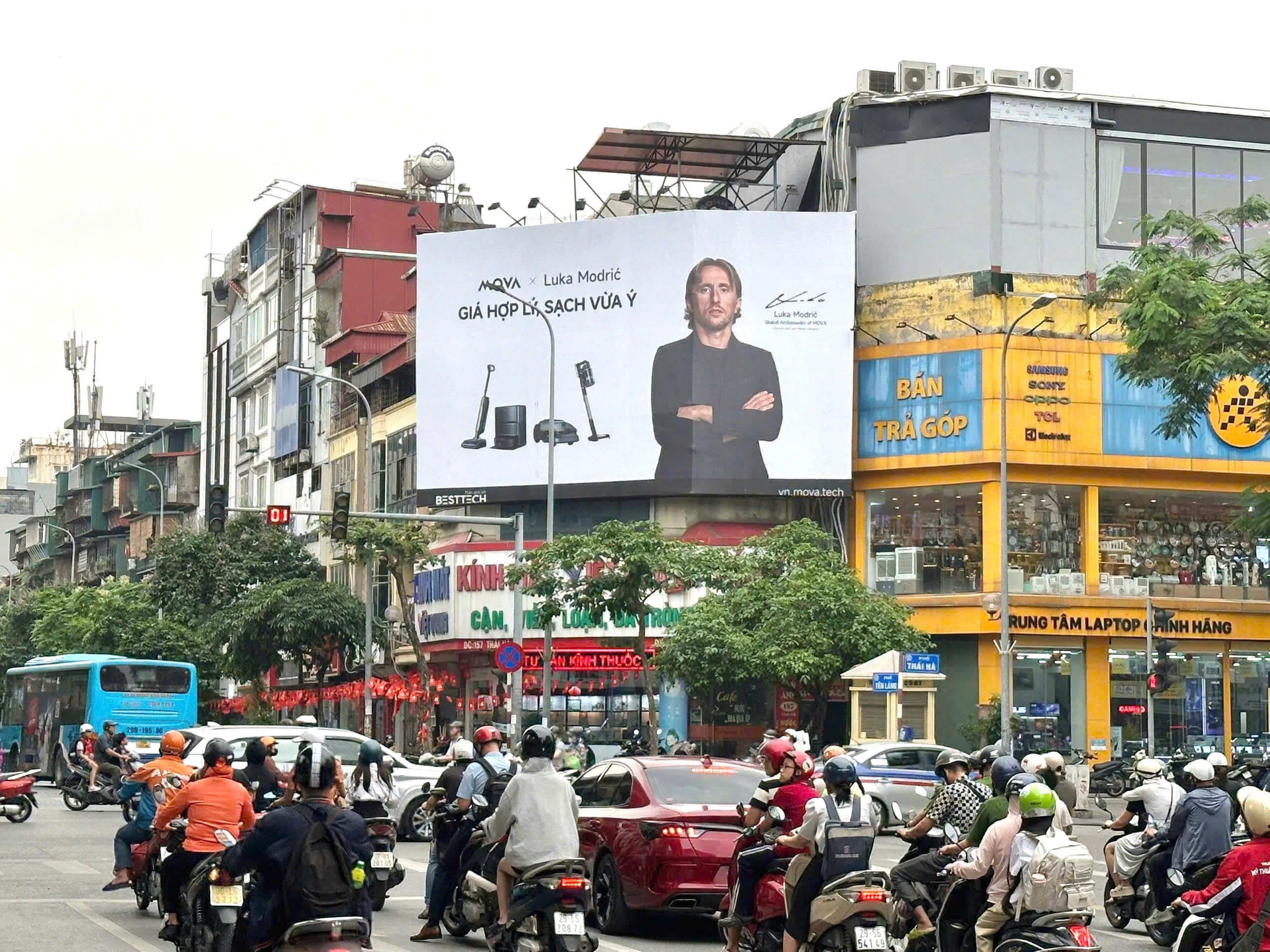 Biển quảng cáo MOVA cùng Luka Modrić tại Thái Hà, Đống Đa, Hà Nội