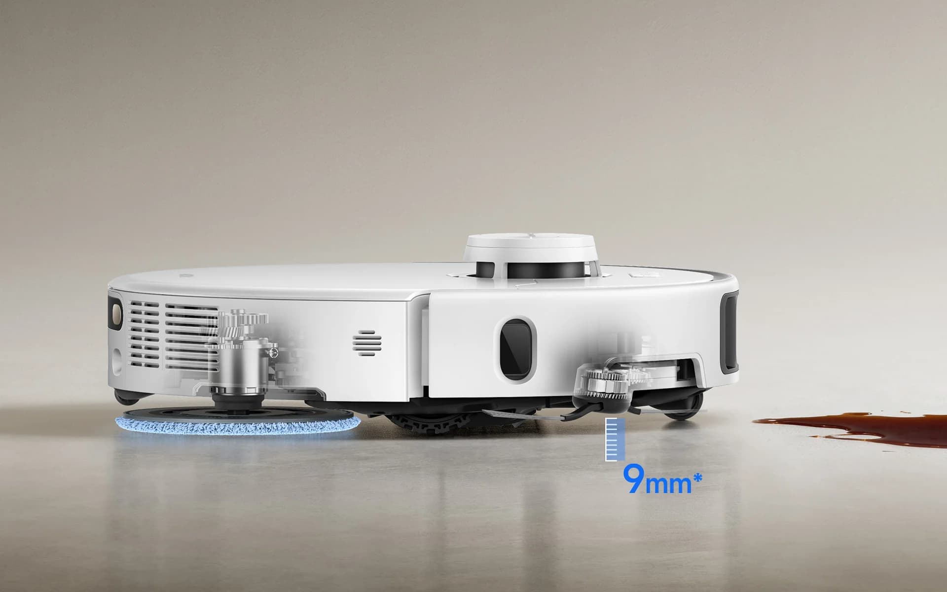 MOVA P70 Pro Ultra gặp vũng nước, robot nâng chổi chính và chổi phụ lên 9mm để lau