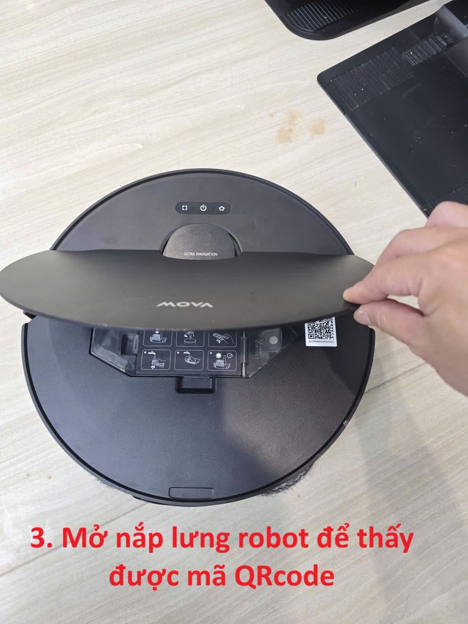 Mở nắp lưng robot hút bụi MOVA E50 Ultra để thấy mã QR bên trong