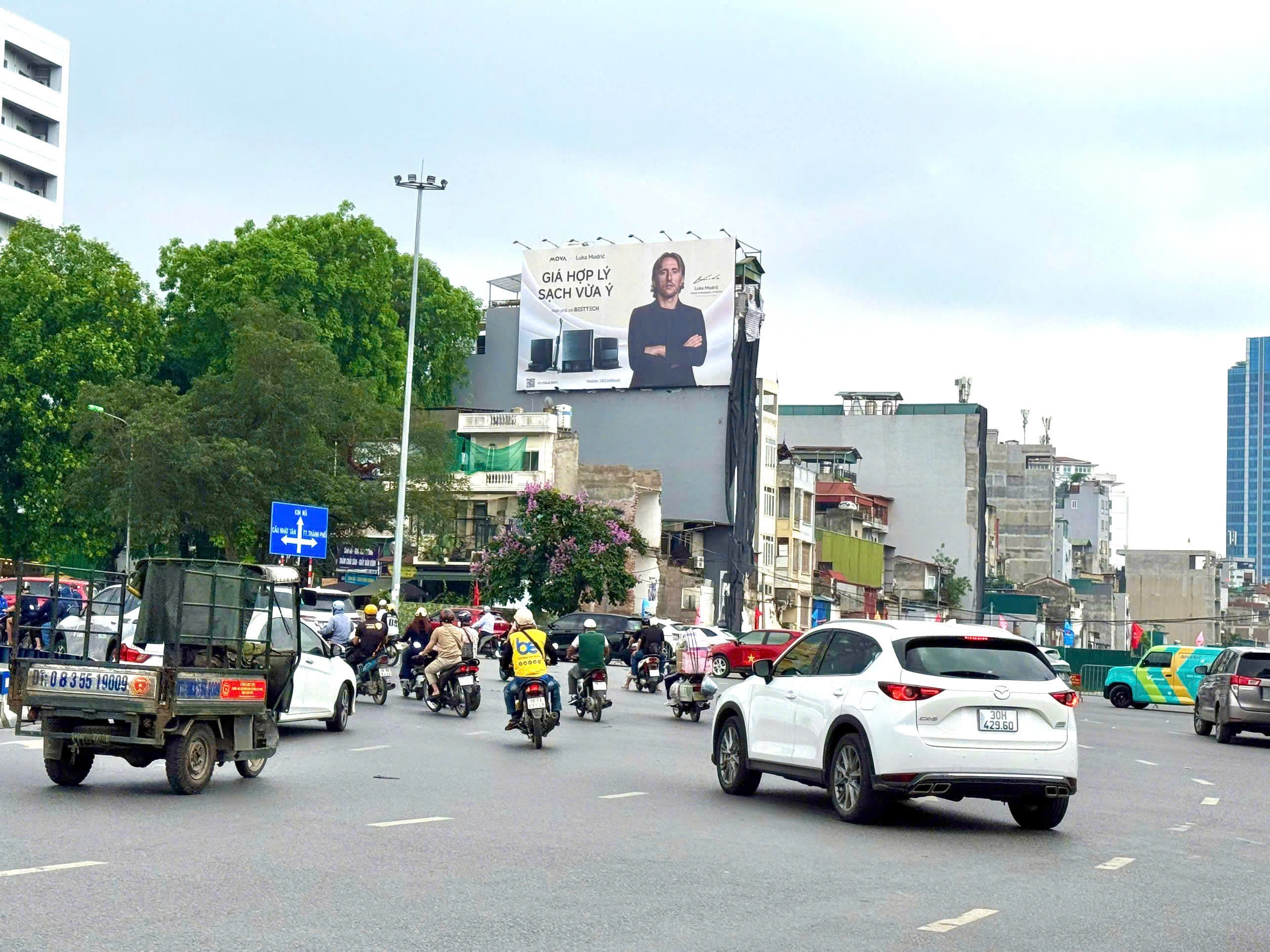 Biển quảng cáo MOVA tại La Thành, Hà Nội